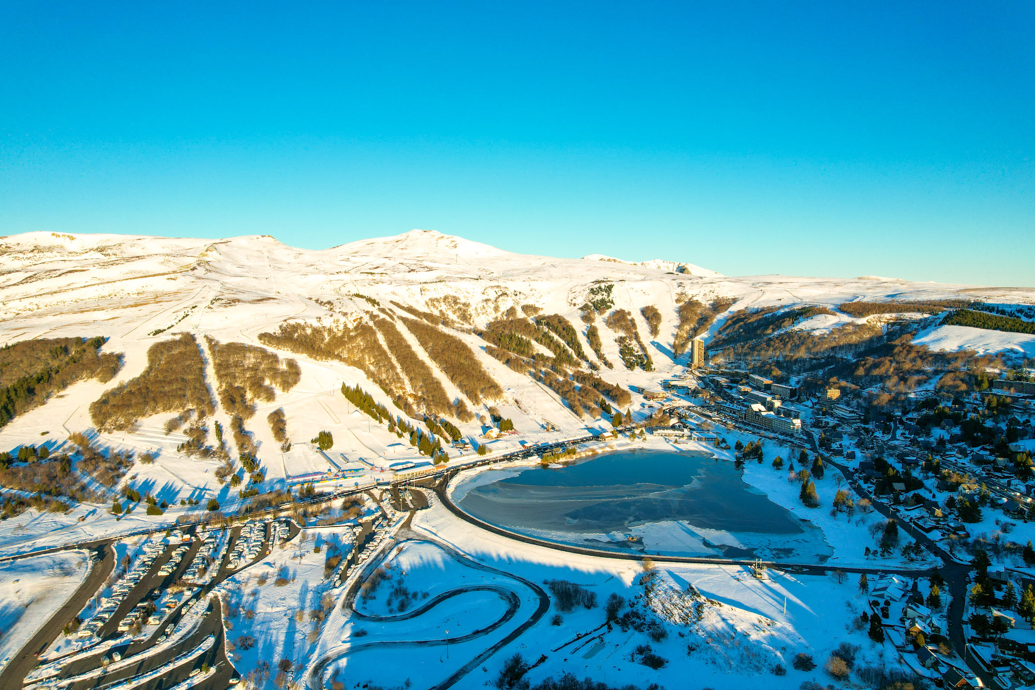 Station de ski de Super Besse en Auvergne au Lever du Soleil