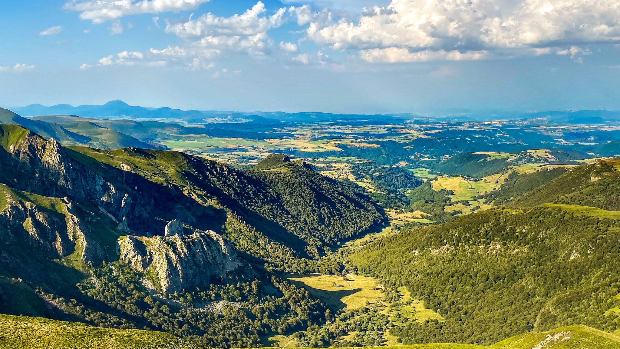 Super Besse, belle vue sur la Vallée de Chaudefour, et le Puy des Crebasses
