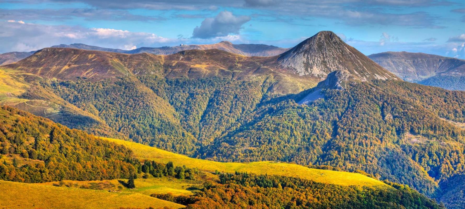 Le Puy de Dome Volcan  endormi  de la Chaine des Puys 