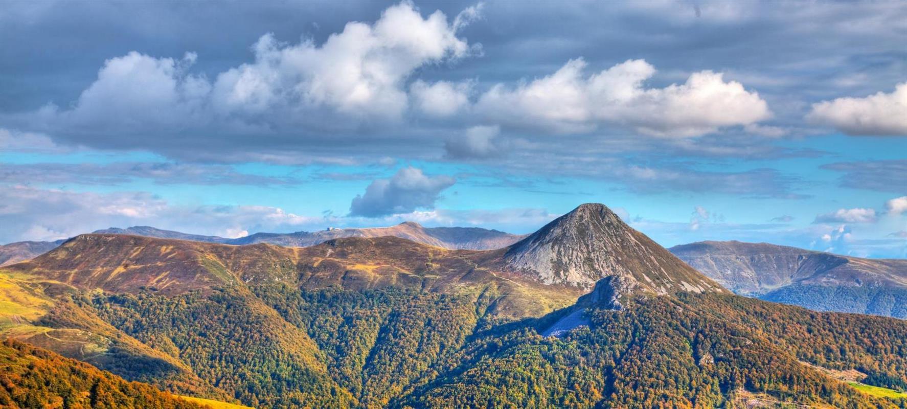 Le Puy de Dome Volcan  endormi  de la Chaine des Puys 