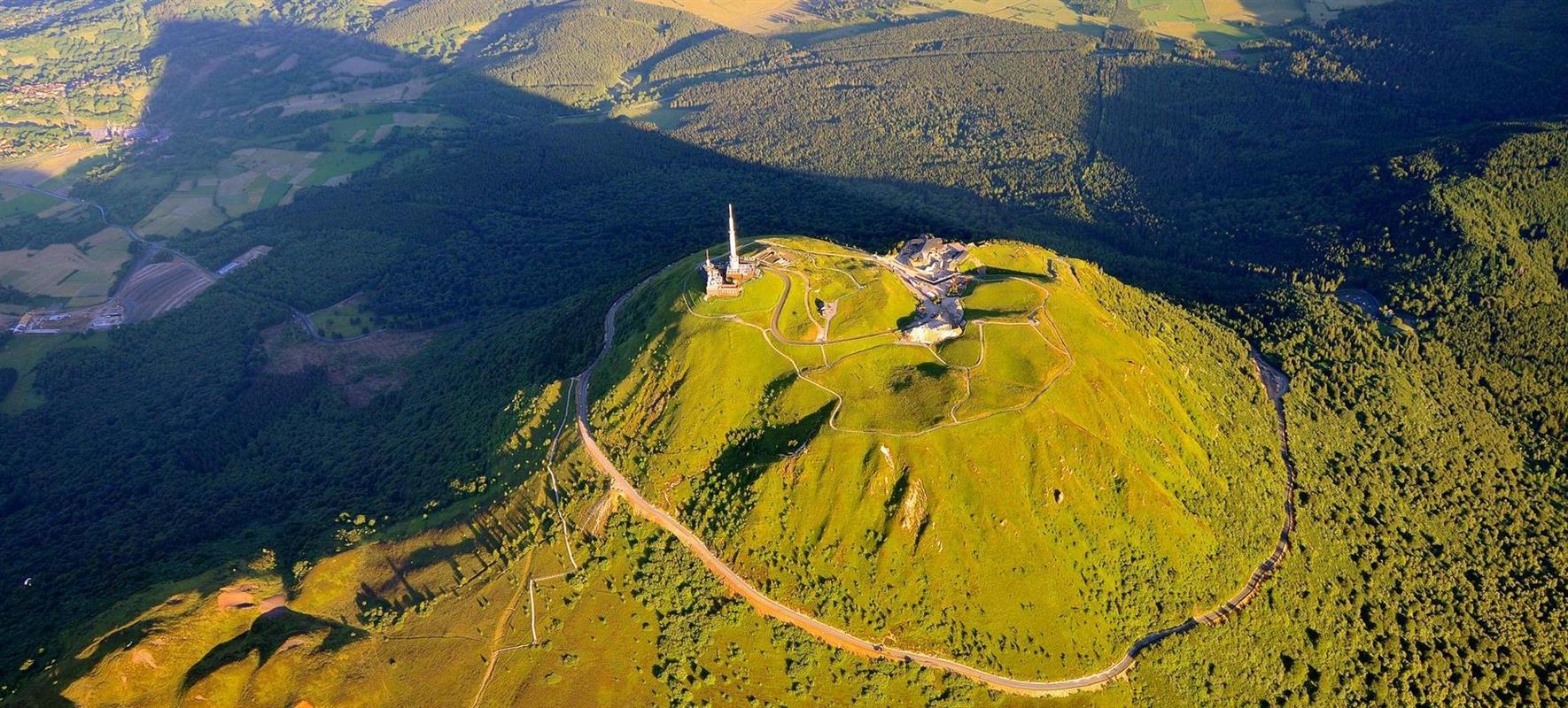 le-puy-de-dome-volcan-endormi-de-la-chaine-des-puys-phototheque-de