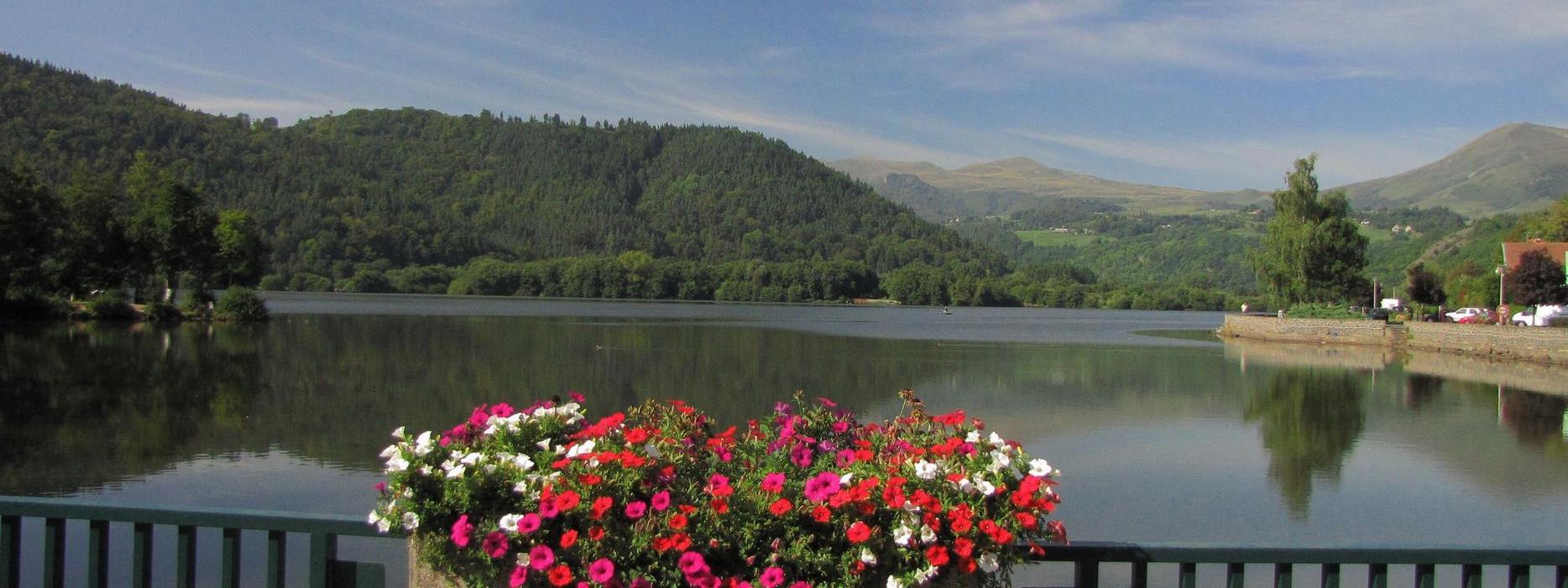 Le Lac Chambon, lieu touristique dans la Chaine des Puy de Dôme en Auvergne