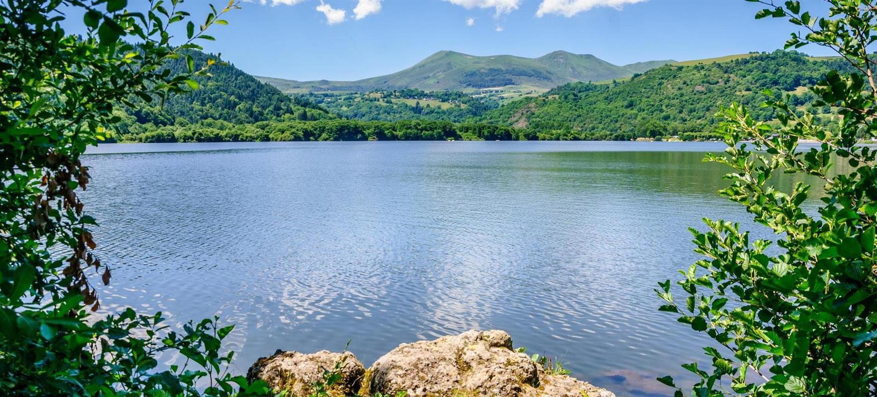 vue-panoramique-du-lac-chambon-en-hiver-dans-le-puy-de-d-me-en-auvergne