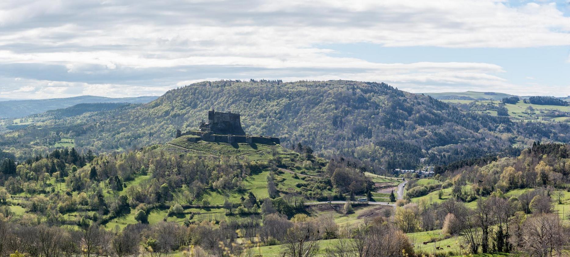 Panoramique du chateau de Murol,avec vue sur les Volcans d'Auvergne