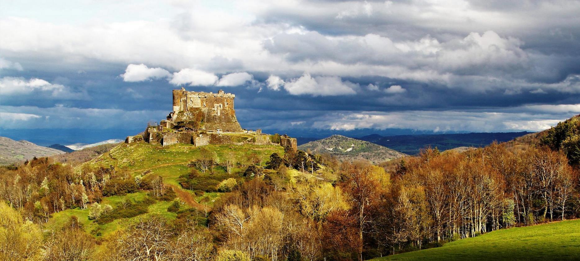 Tout du Chateau de Murol dans le ciel d'automne en Auvergne