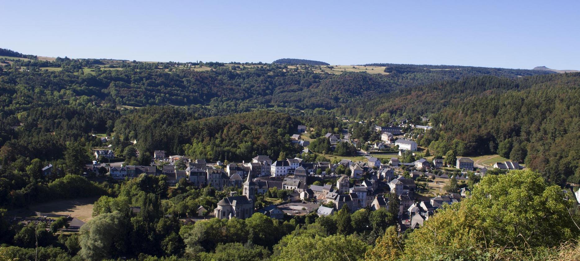 Village de Murol au pied du chateau de Murol en Auvergne