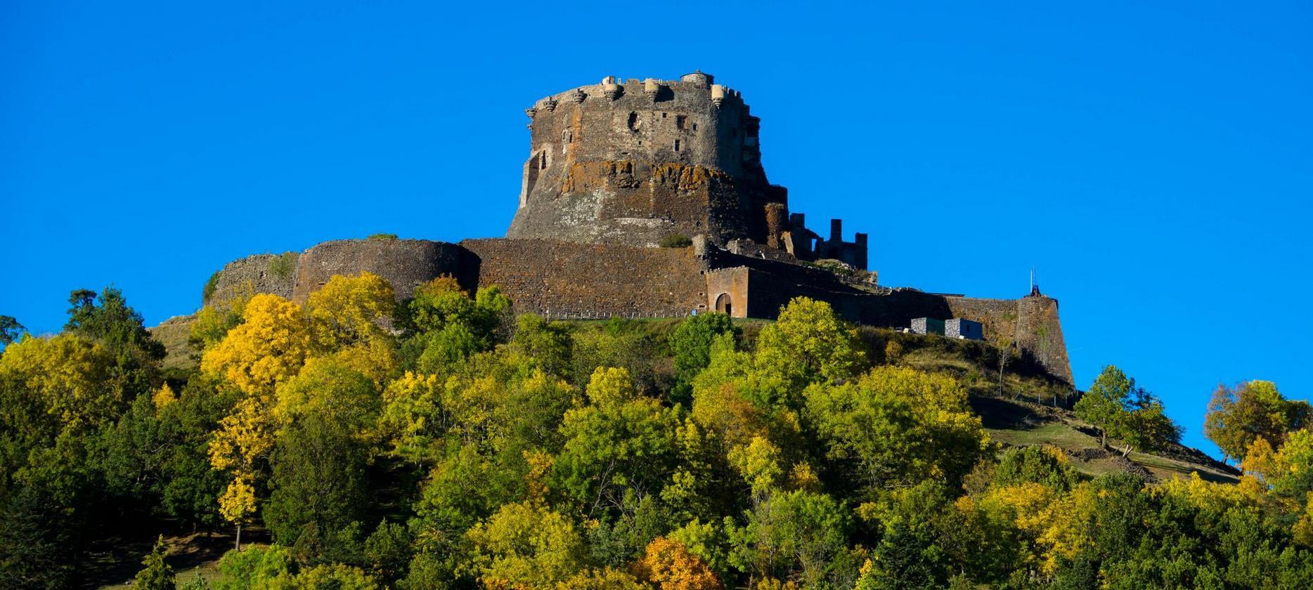 Le chateau de Murol vue du Village de Murol dans le Puy de Dôme