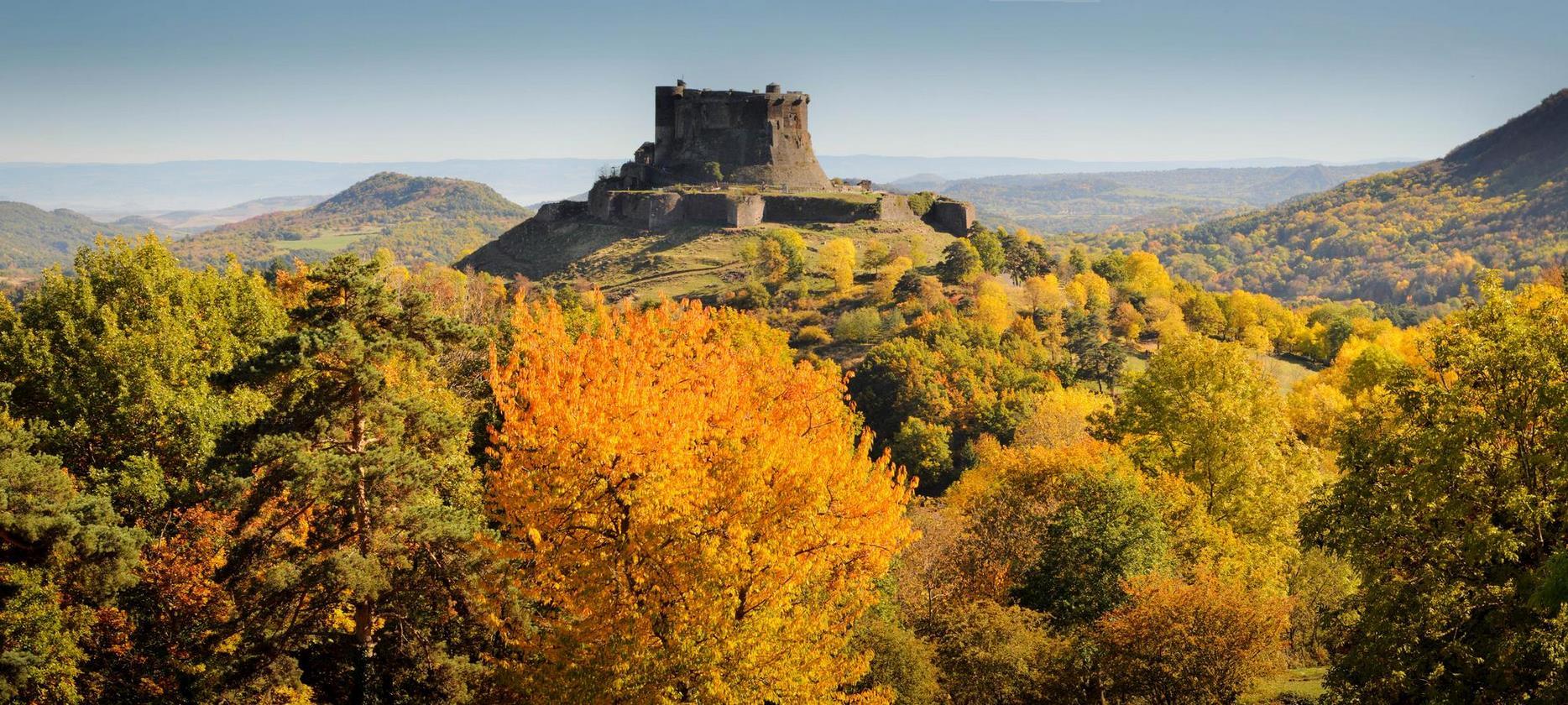 Chateau de Murol en Automne avec vue sur les volcans d'Auvergne