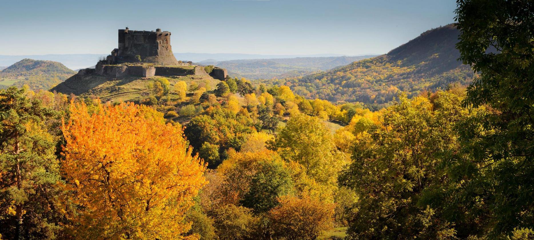 Le Chateau de Murol dominant la vallee de Murol en Automne