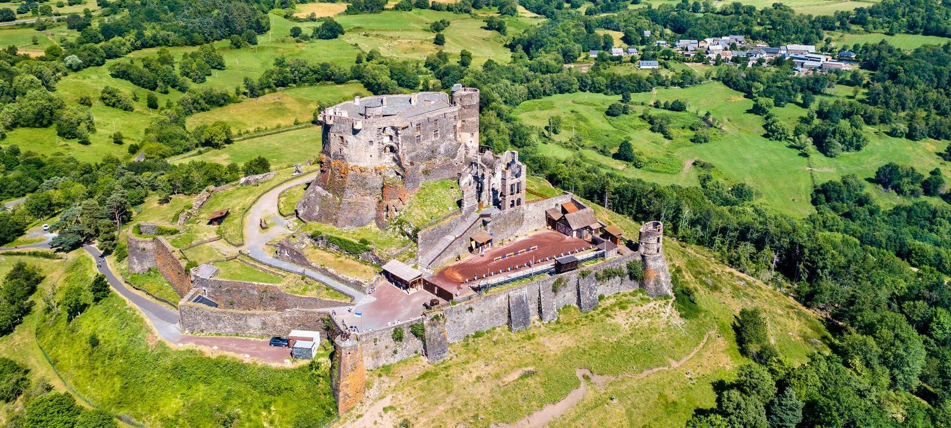 Vur Aerienne du chateau de Murol, chateau fort dans le Puy de Dôme