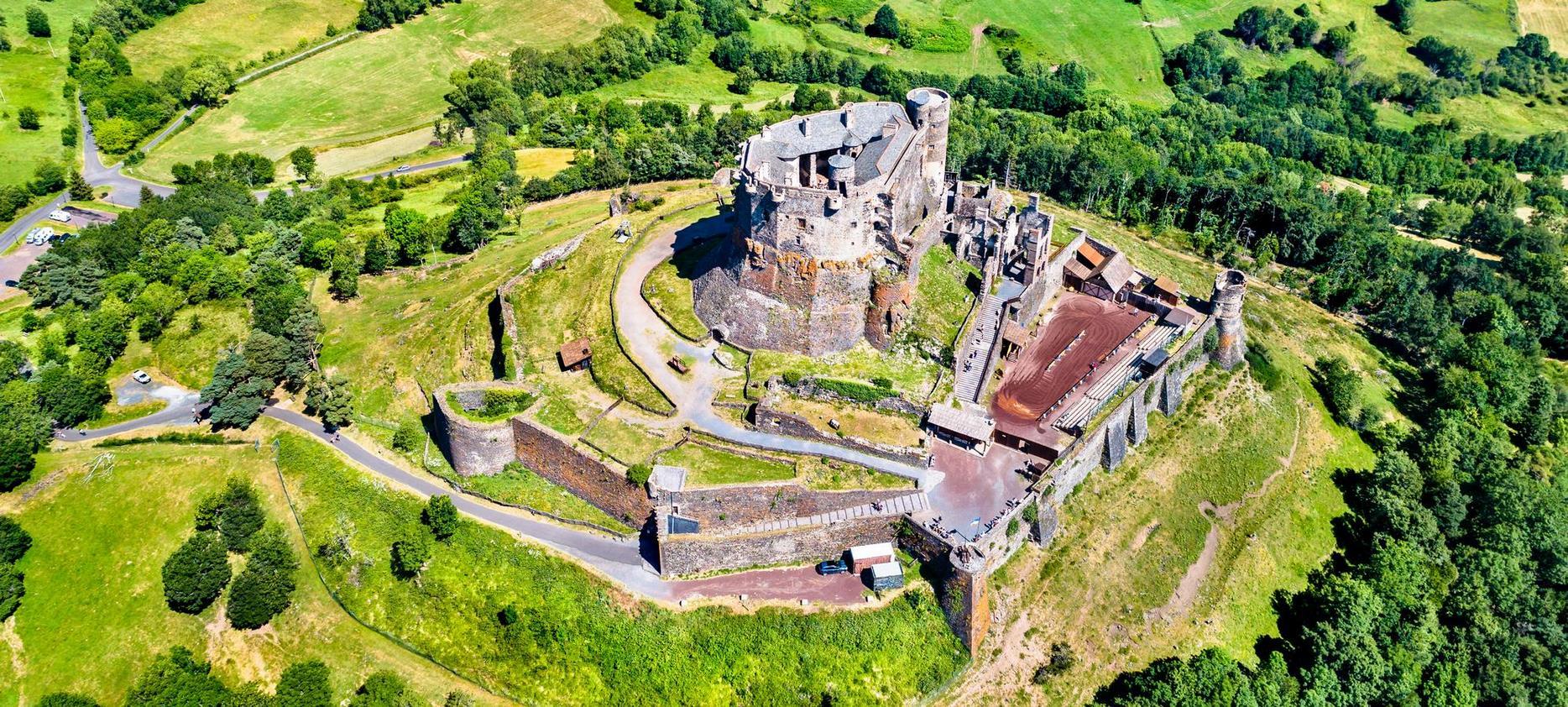 Vur Aerienne du chateau de Murol, chateau fort en Auvergne