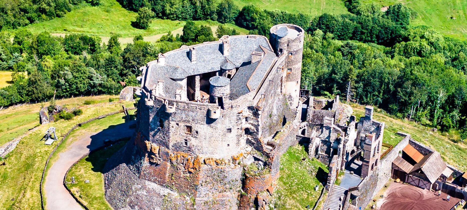 Vur Aerienne du chateau de Murol, chateau fort à Murol