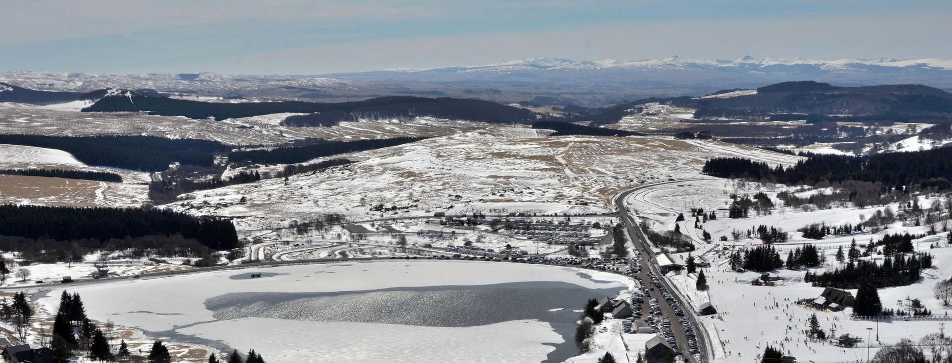 Super Besse - Vue sur les Monts du Cantal en hiver