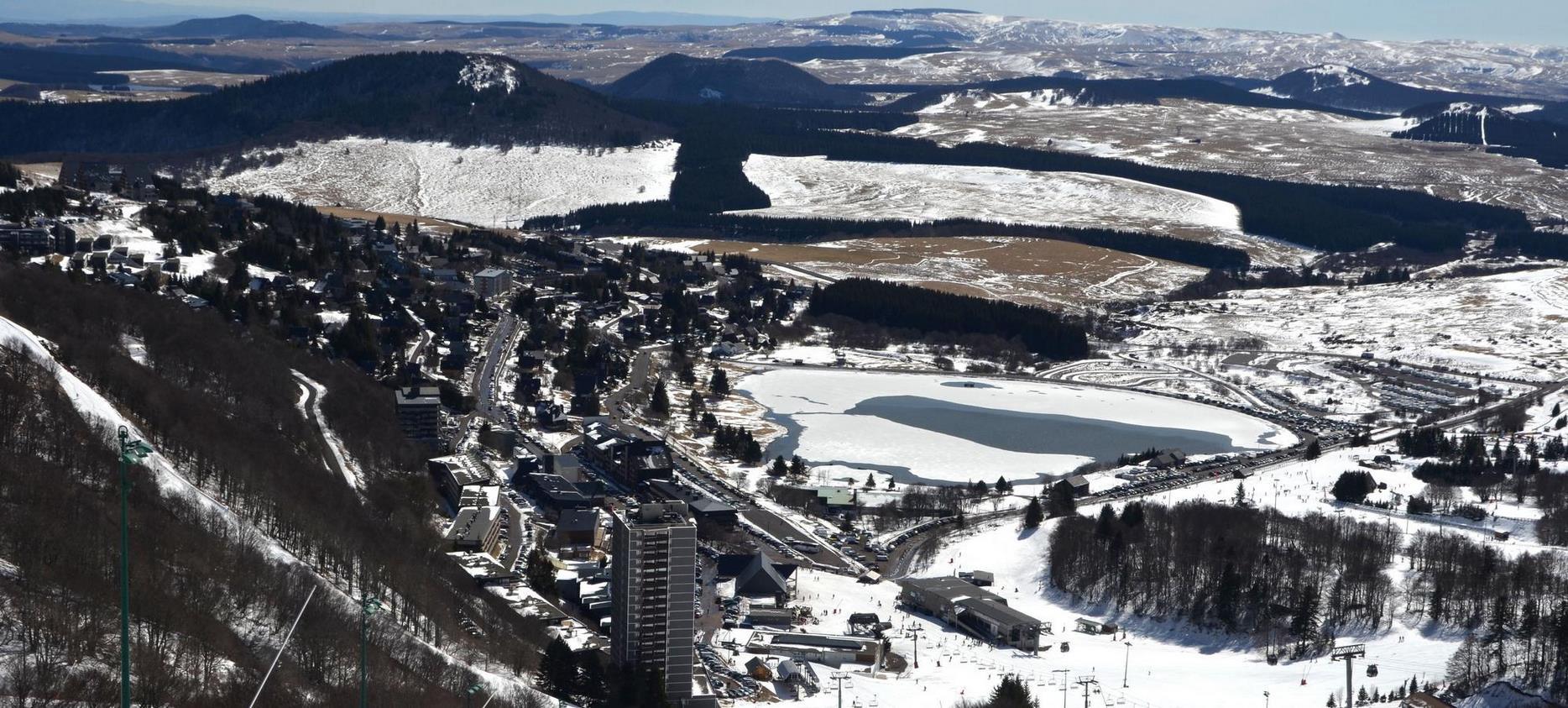 Super Besse - vue de la station sur les pistes de ski