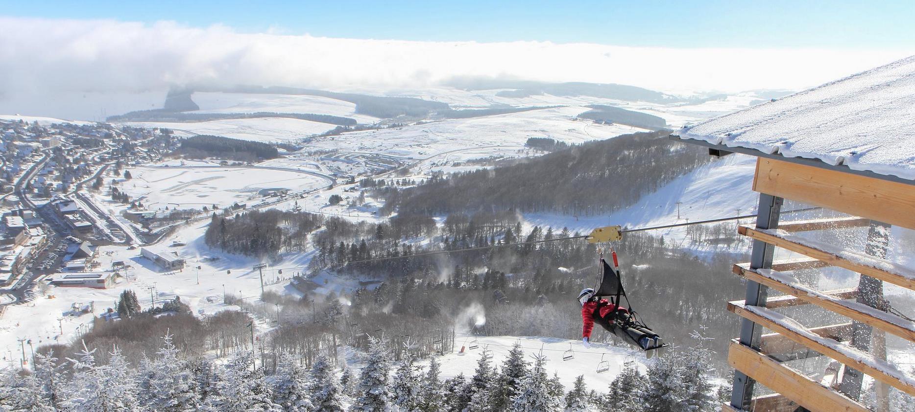 Super Besse - descente en tyrolienne durant la saison de ski