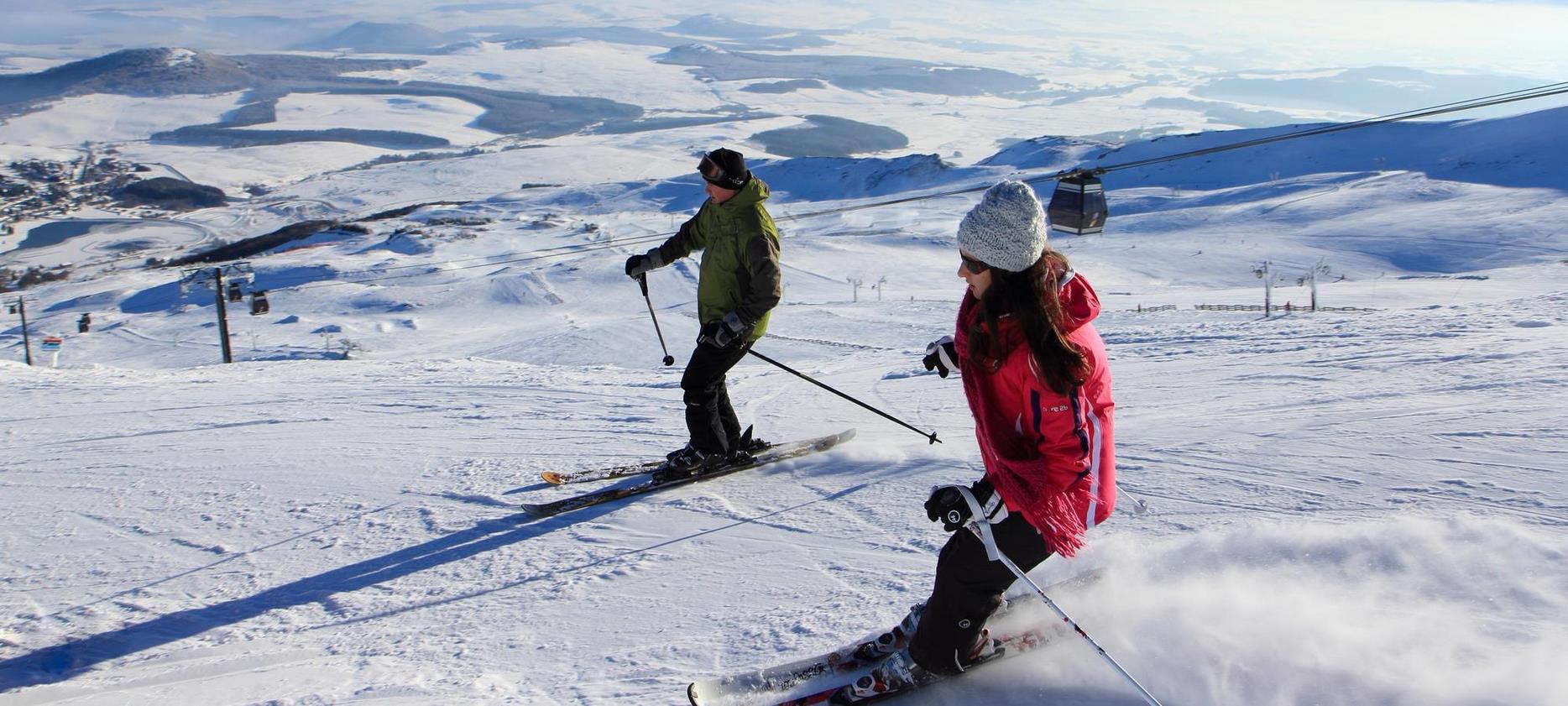 Super Besse - Descente a ski et belle vue sur le bas de la Station