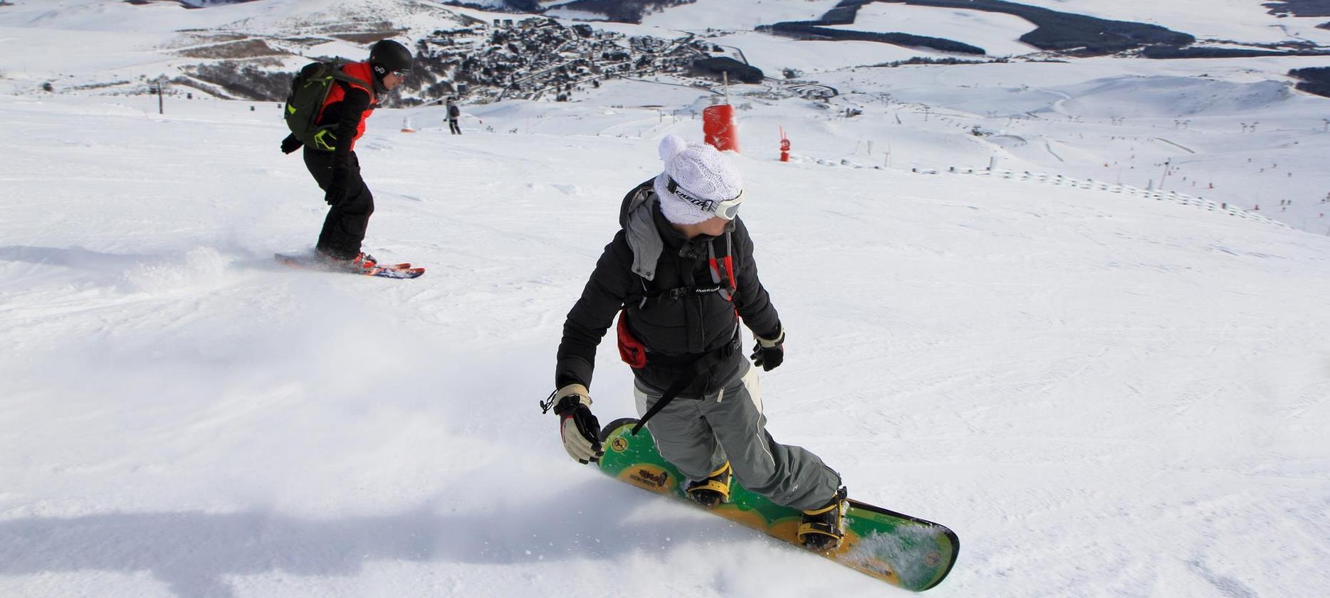 Super Besse - Snowboard sur les pistes de ski de la station de Super Besse