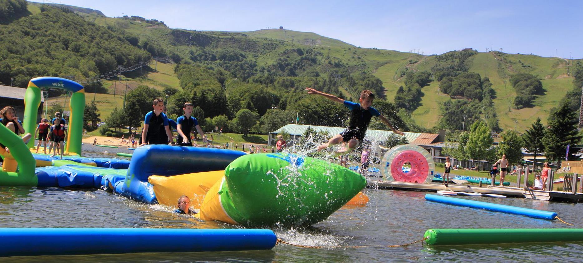 Jeux gonflabes sur le Lac des Hermines a Super Besse