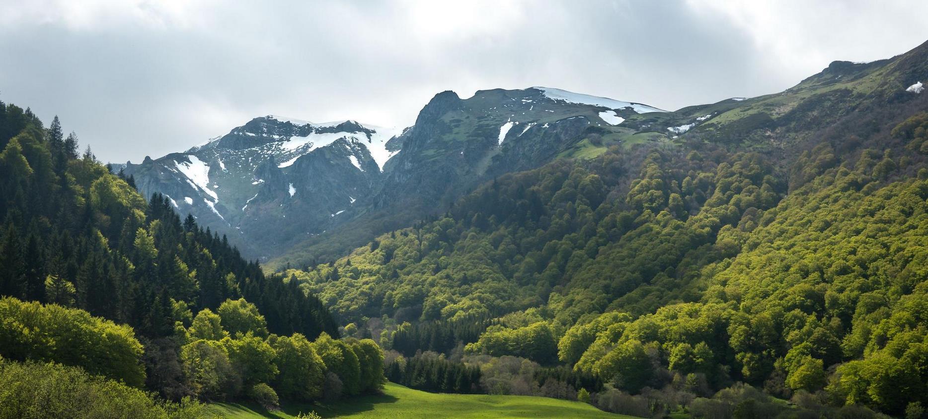 Super Besse, paysage verdoyant dans la Vallée de Chaudefour
