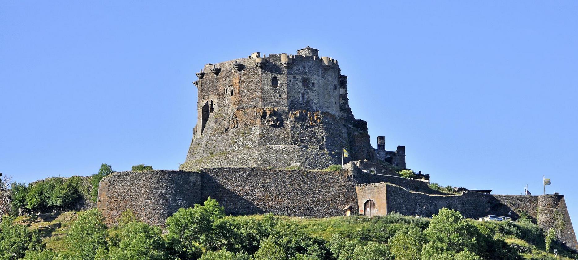 Château de Murol - Forteresse du Moyen Age dans le Puy de dôme