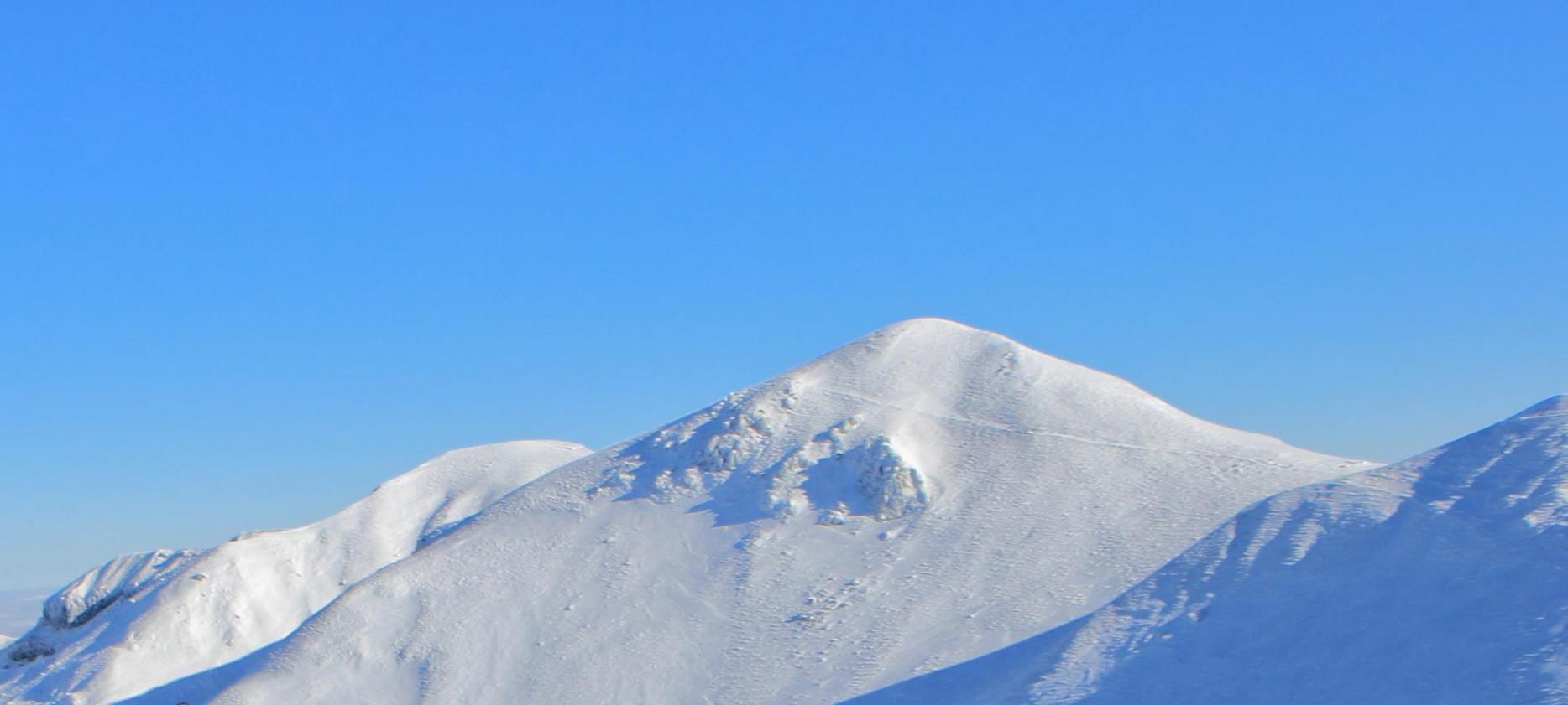 Super Besse - Panorama de la montagne enneigée au Mont Dore