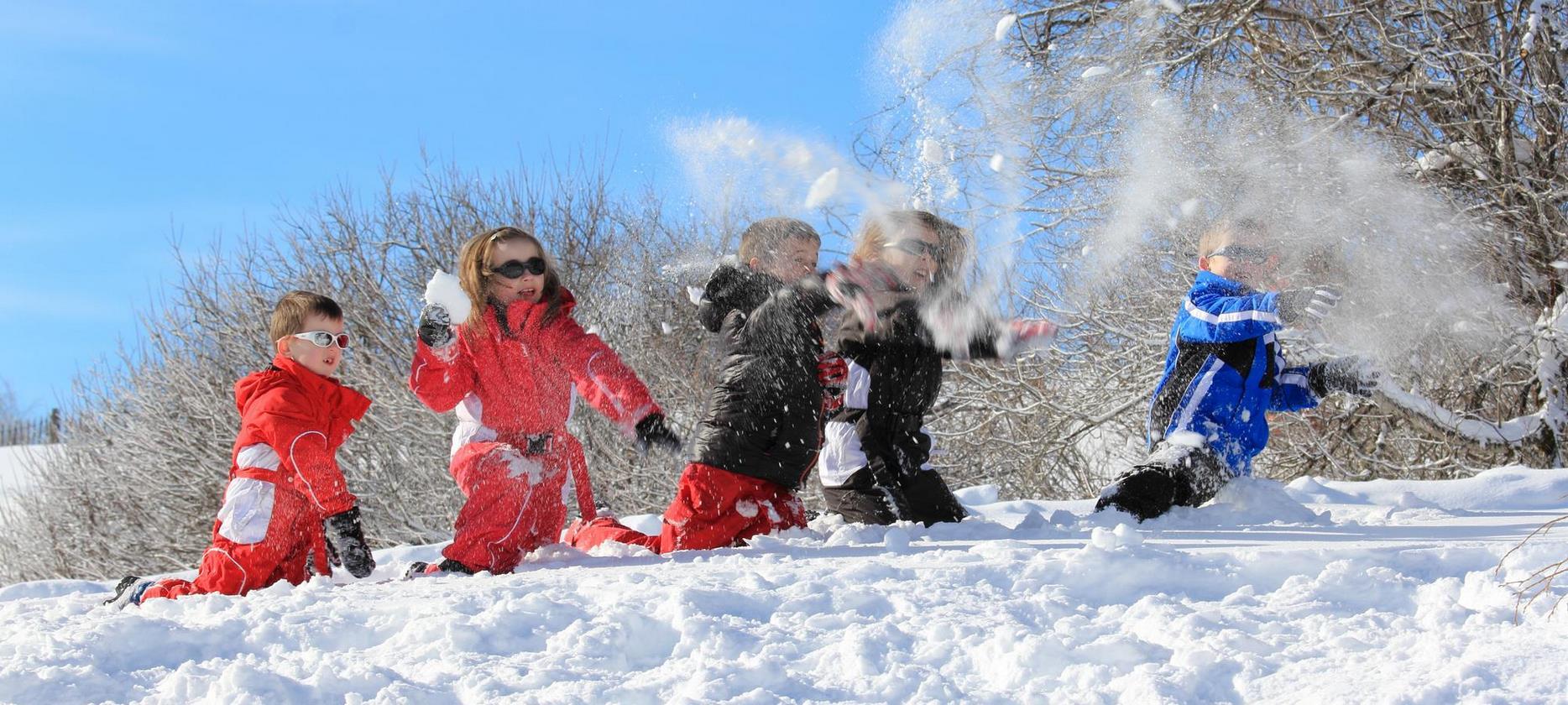 Super Besse - Bataille de neige entre enfants au Mont Dore