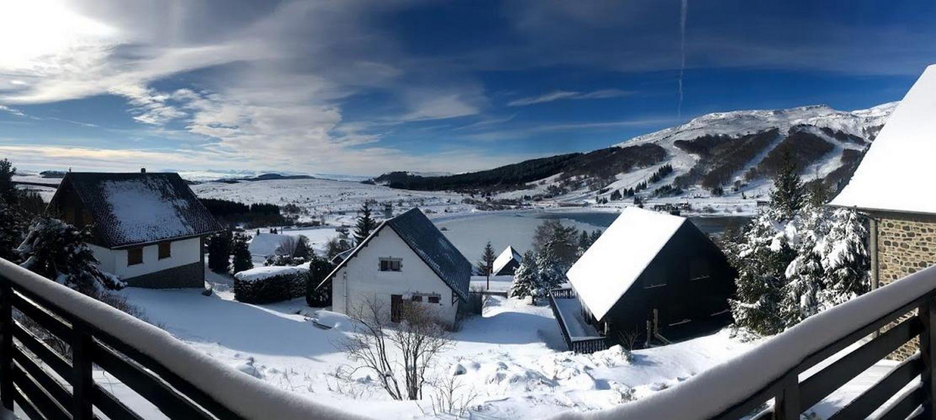 Chalet Super Besse - belle vue du Balcon du chalet sur Le lac des hermines et le pistes de ski