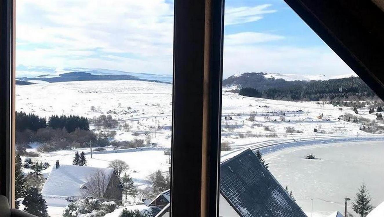 Gite Super Besse - chambre double avec vue exceptionnelle sur le Lac des hermines sous la neige