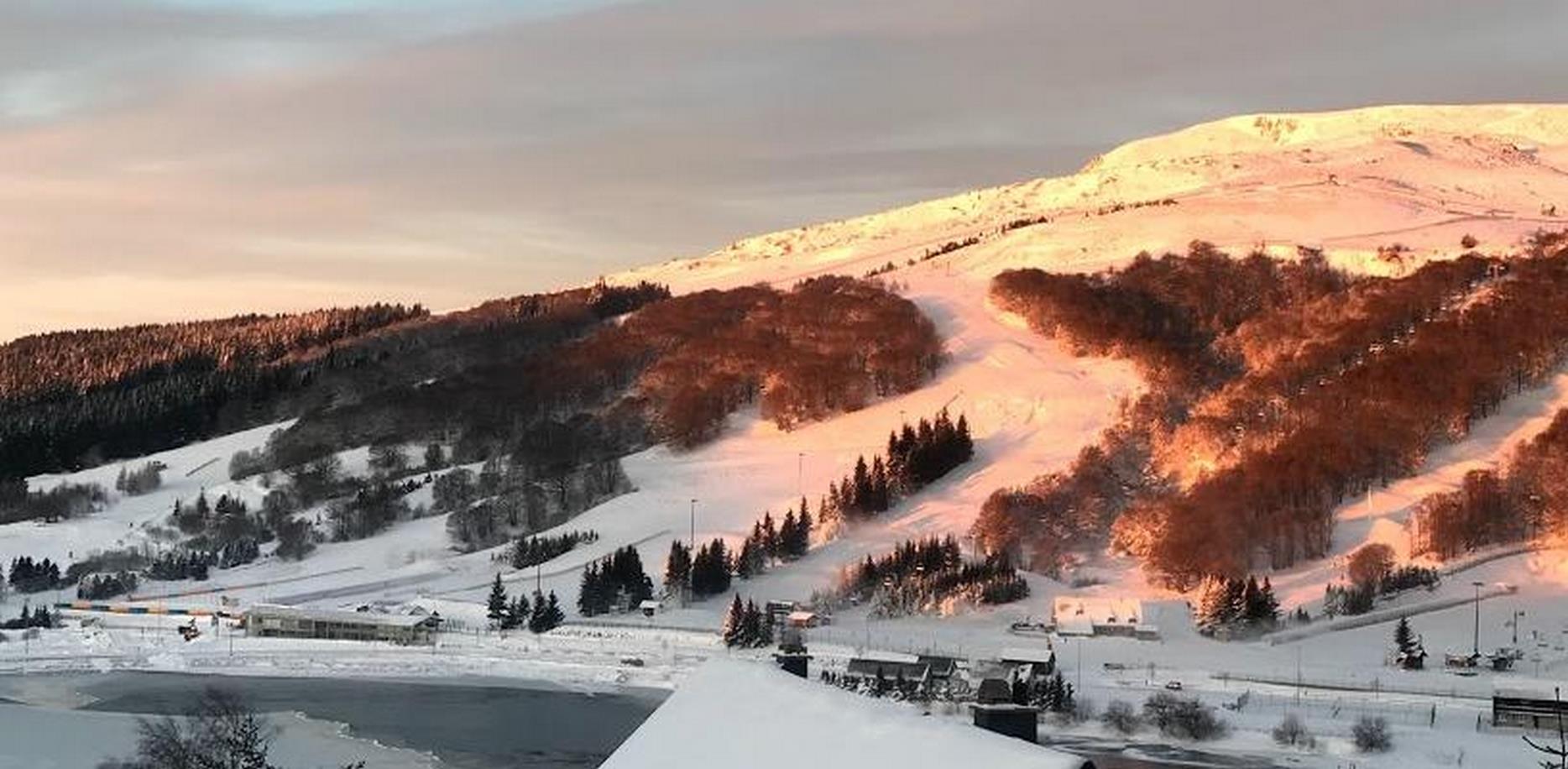 Chalet avec vue ilmprenable sur les pistes de ski de Super Besse le matin