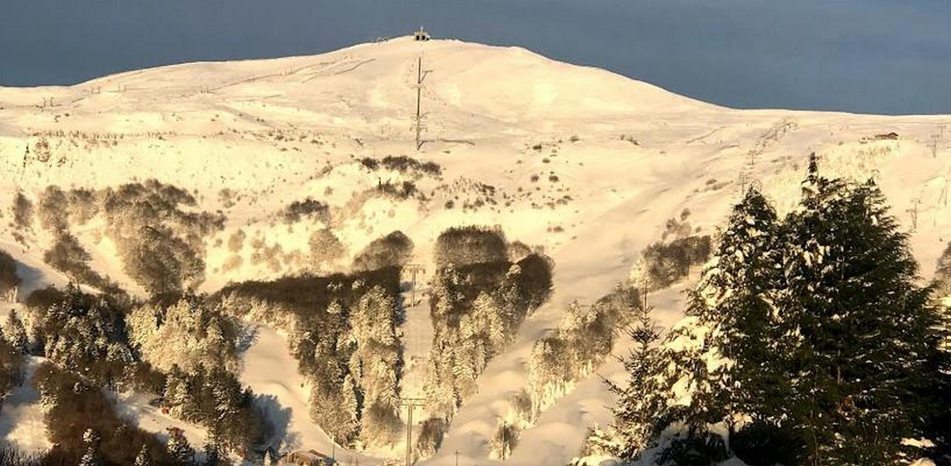Chalet avec vue sur le téléphérique de la Perdrix sous la neige en hiver