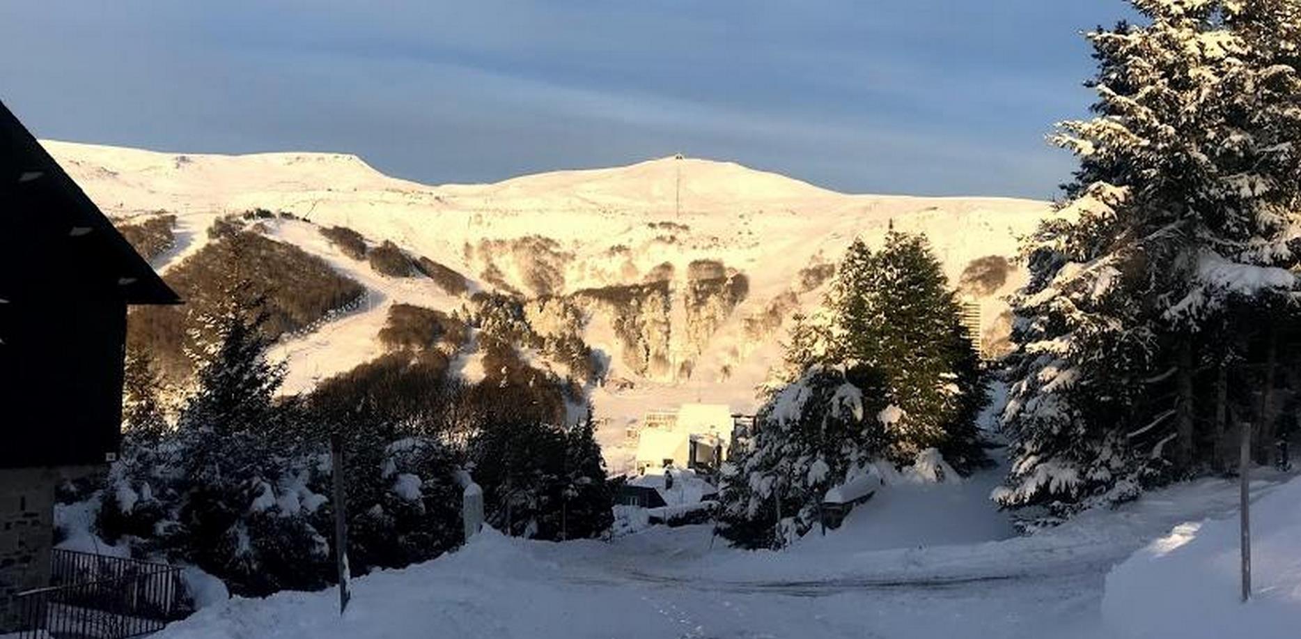 Chalet avec belle vue sur le téléphérique de la Perdrix sous la neige en hiver