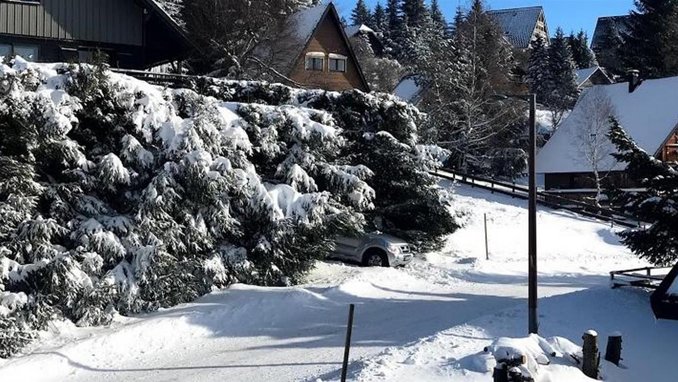 Chalet sous les premieres neiges de la saison hivernale