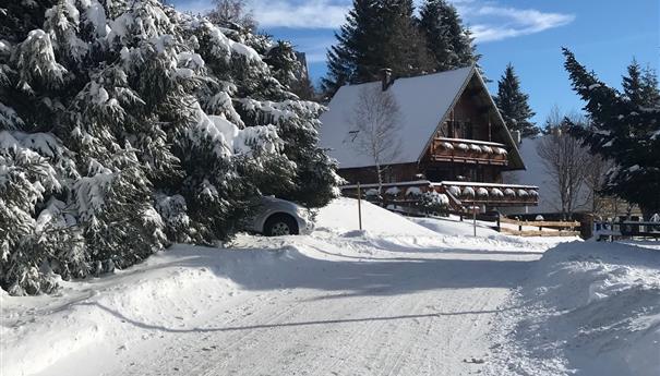 Chalet l'Anorak à Super Besse - le parking du chalet