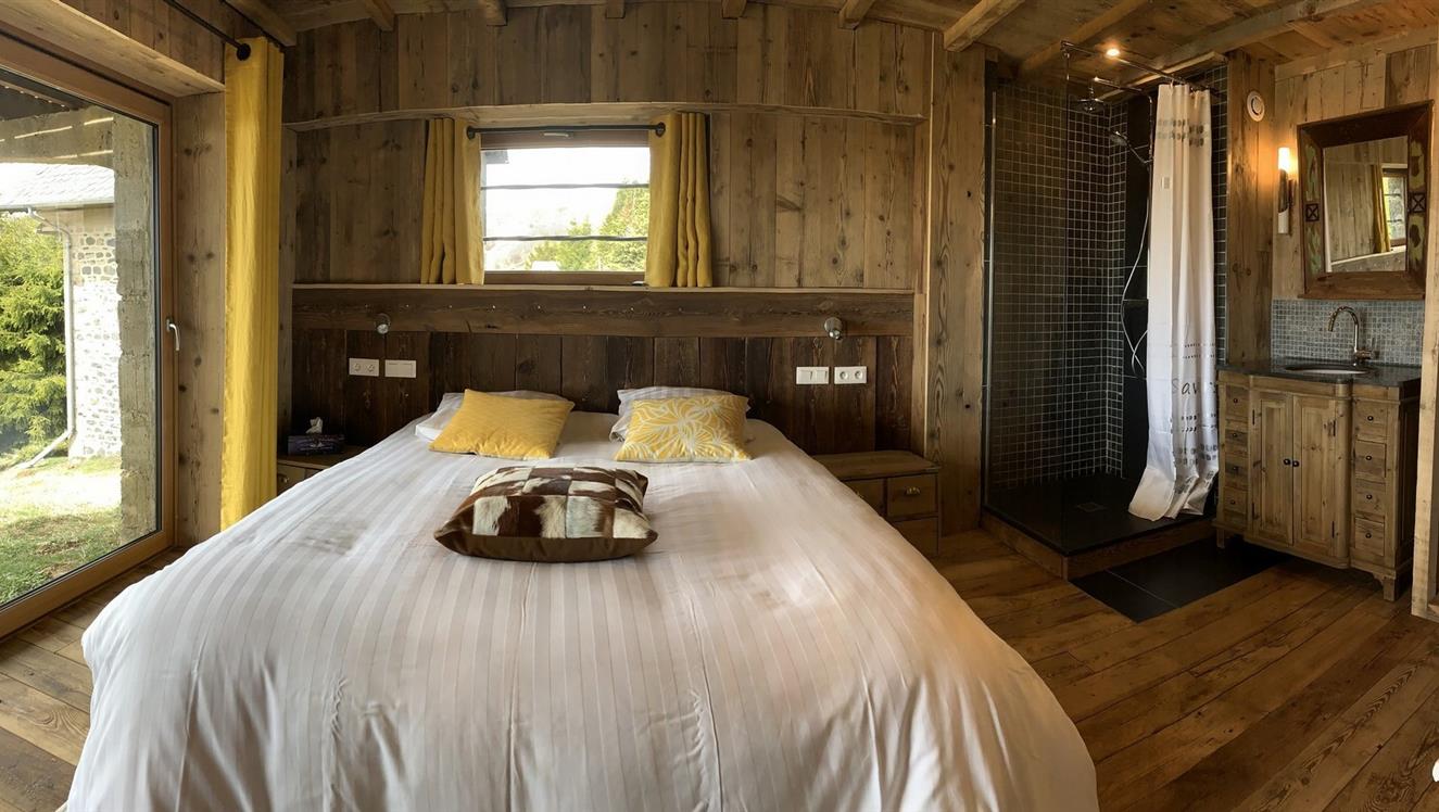 chambre La Cascade,  lit king size 1 ou 2 personnes, Chevets, tete de lit et coussins