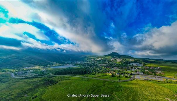 Le Chalet l'Anorak à Super Besse, panorama sur la station estivale de Super Besse
