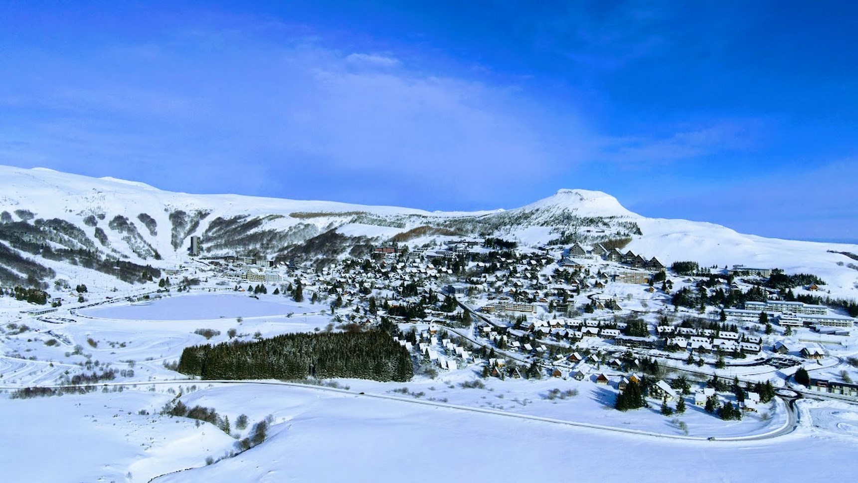 Large panorama sur le statio, de ski de Super Besse