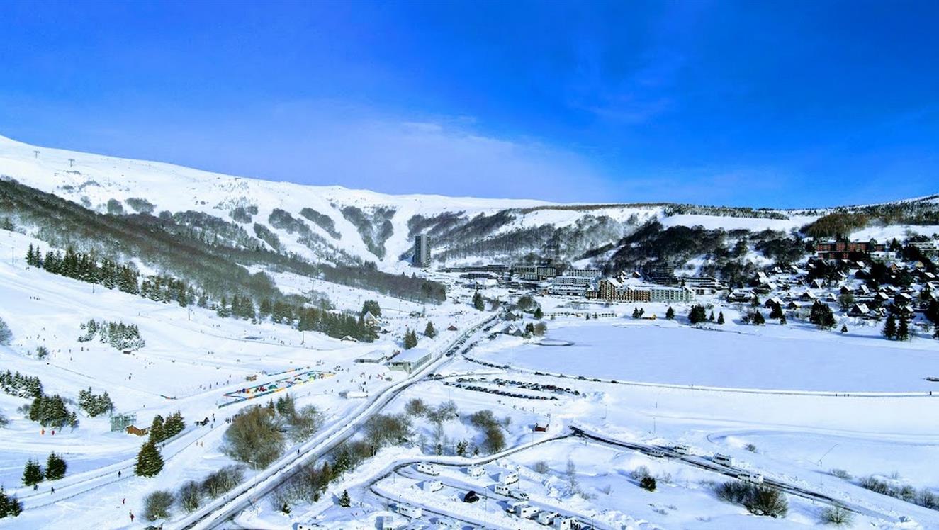 Large panorama sur le station de ski de Super Besse