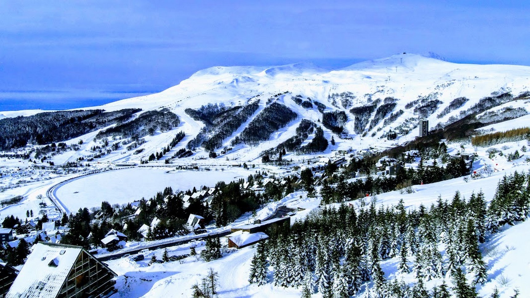 Large panorama sur le station de ski de Super Besse vue a l'est dz Super Besse
