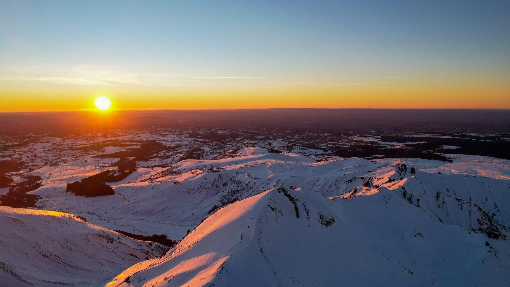 Le Puy de sancy sous la neige - magnifique coucher de soleil