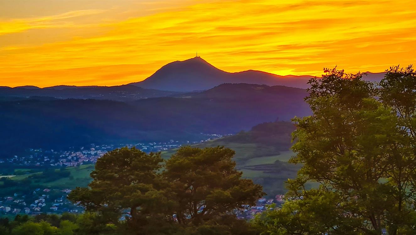 plateau-de-gergovie-coucher-de-soleil-sur-la-chaine-des-puys-et-le-puy