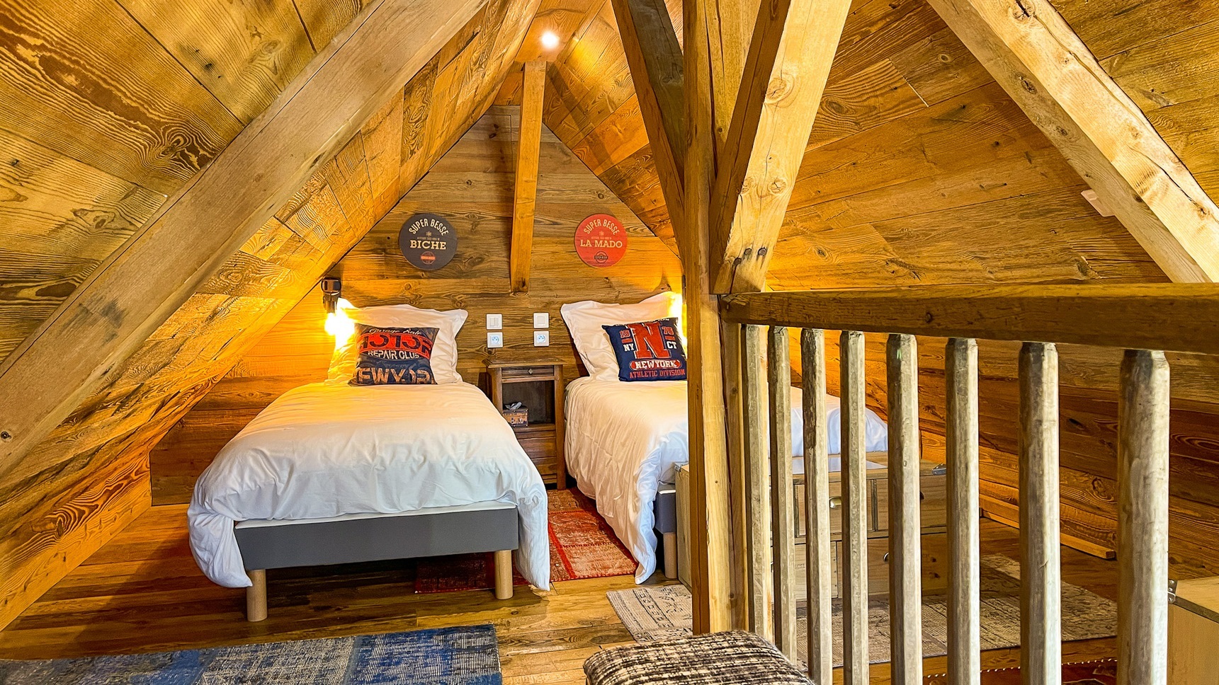 Chalet Sancy, la chambre bois joli et ses lits en Mezzanine du chalet l'Anorak Sancy