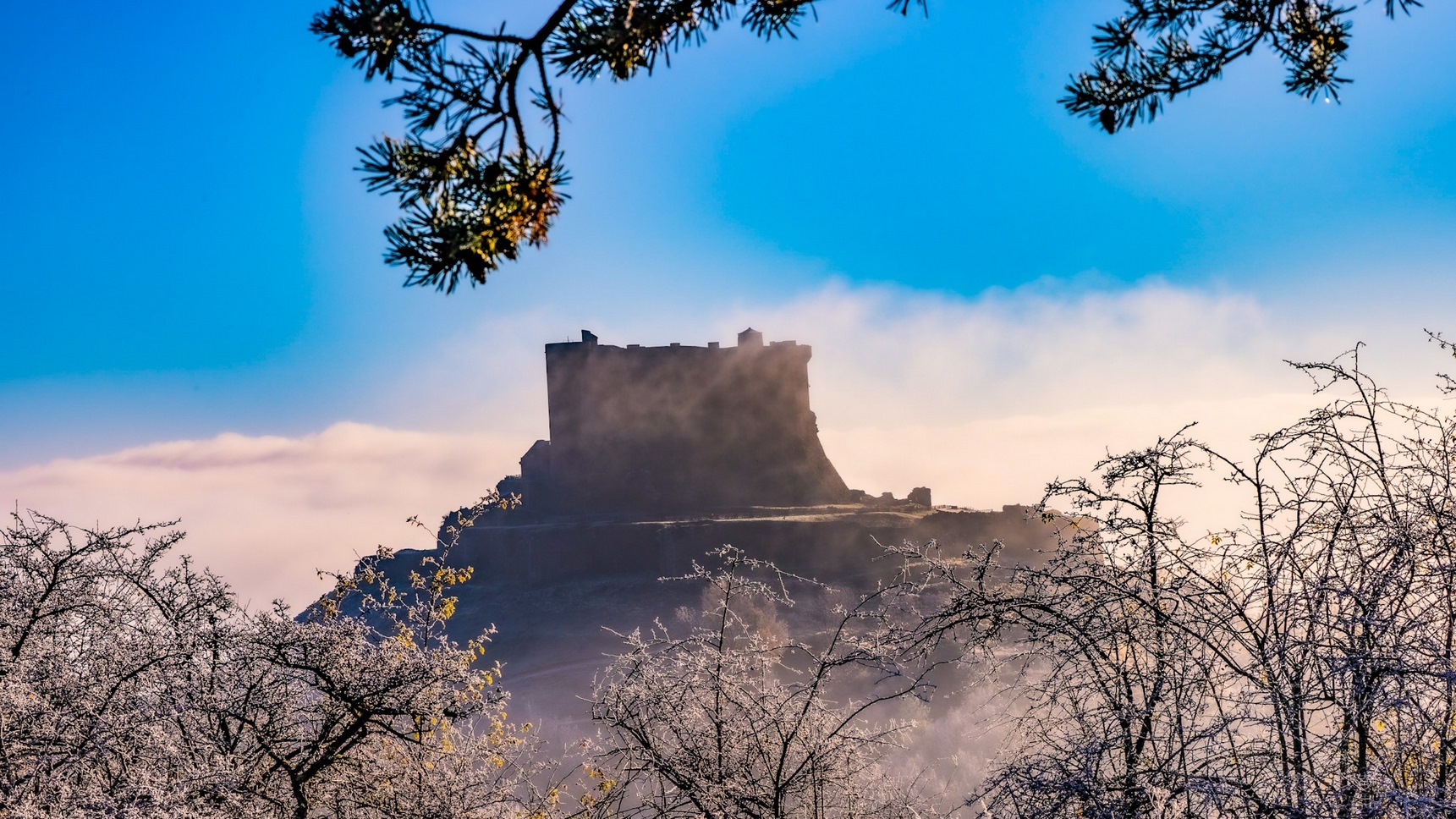 Massif du Sancy, le chateau de Murol dans les nuages
