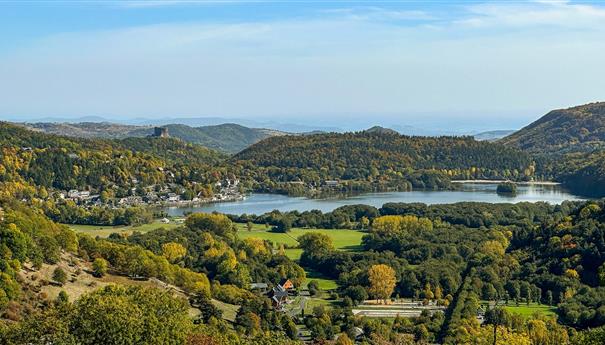 Auvergne, Le Lac Chambon sous ses couleurs automnales. Belle vue sur le château de Murol. Découvrez le Lac Chambon, lac d'Altitude dans le Puy de Dome