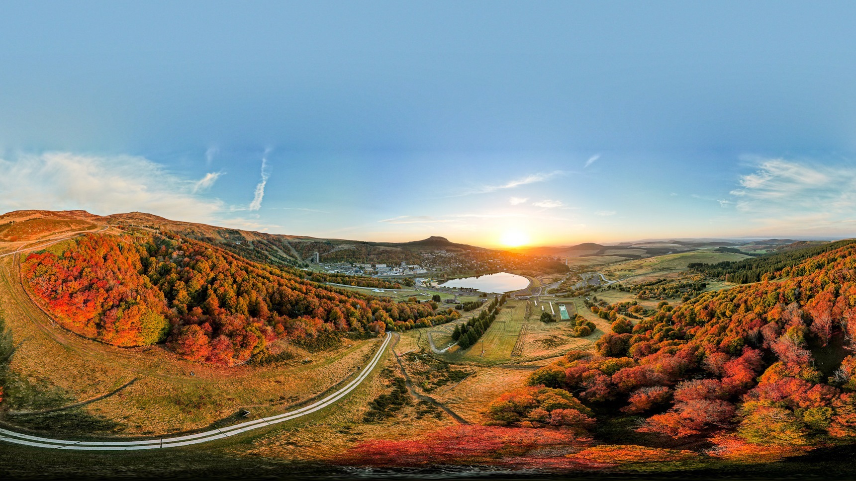Super Besse, couleurs uniques des arbres de la station de Super Besse au lever de soleil en Septembre - Octobre