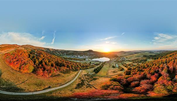 Super Besse, couleurs uniques des arbres de la station de Super Besse au lever de soleil en Septembre - Octobre