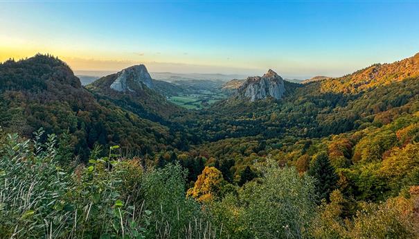 Les roches Tuilier et Sanadoire sous les couleurs d'Automne