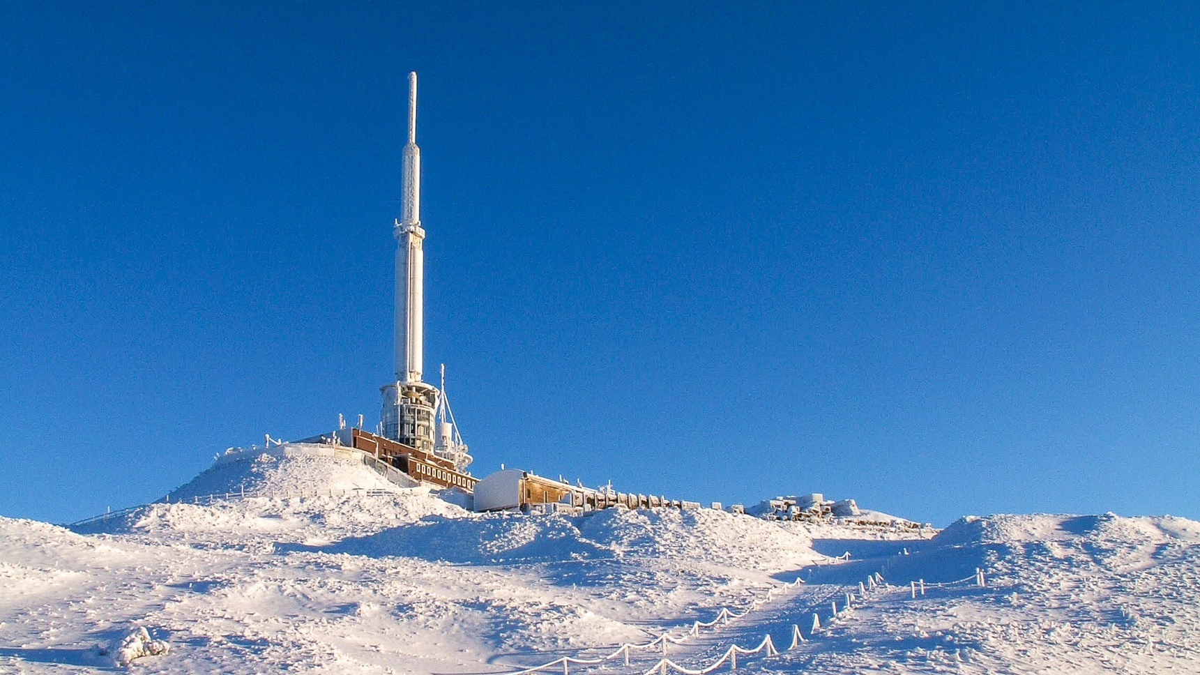 Le Laboratoire de Physique et le relais de télévision au sommet de Puy de Dôme sous la neige