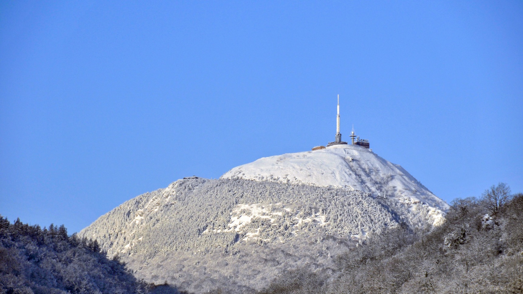 Le Sommet du Puy de Dome et son Antenne Relais de télévision
