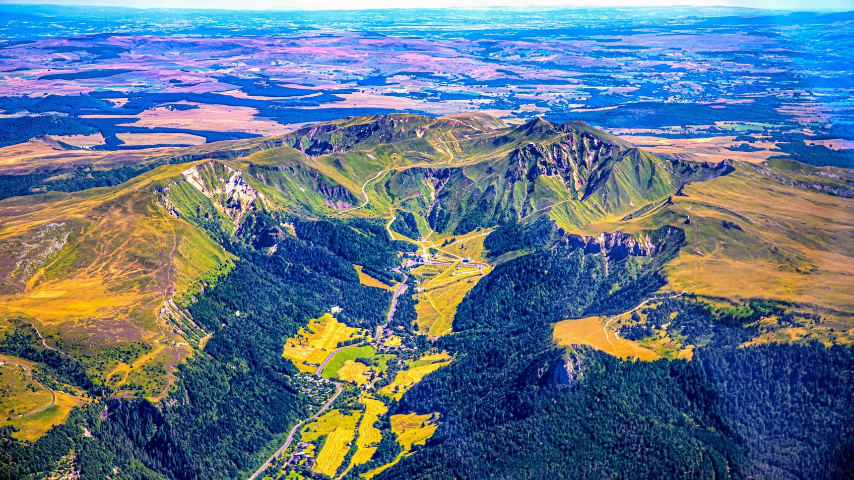 Vue aérienne du Massif du Sancy, vue sur les sommets du Sancy