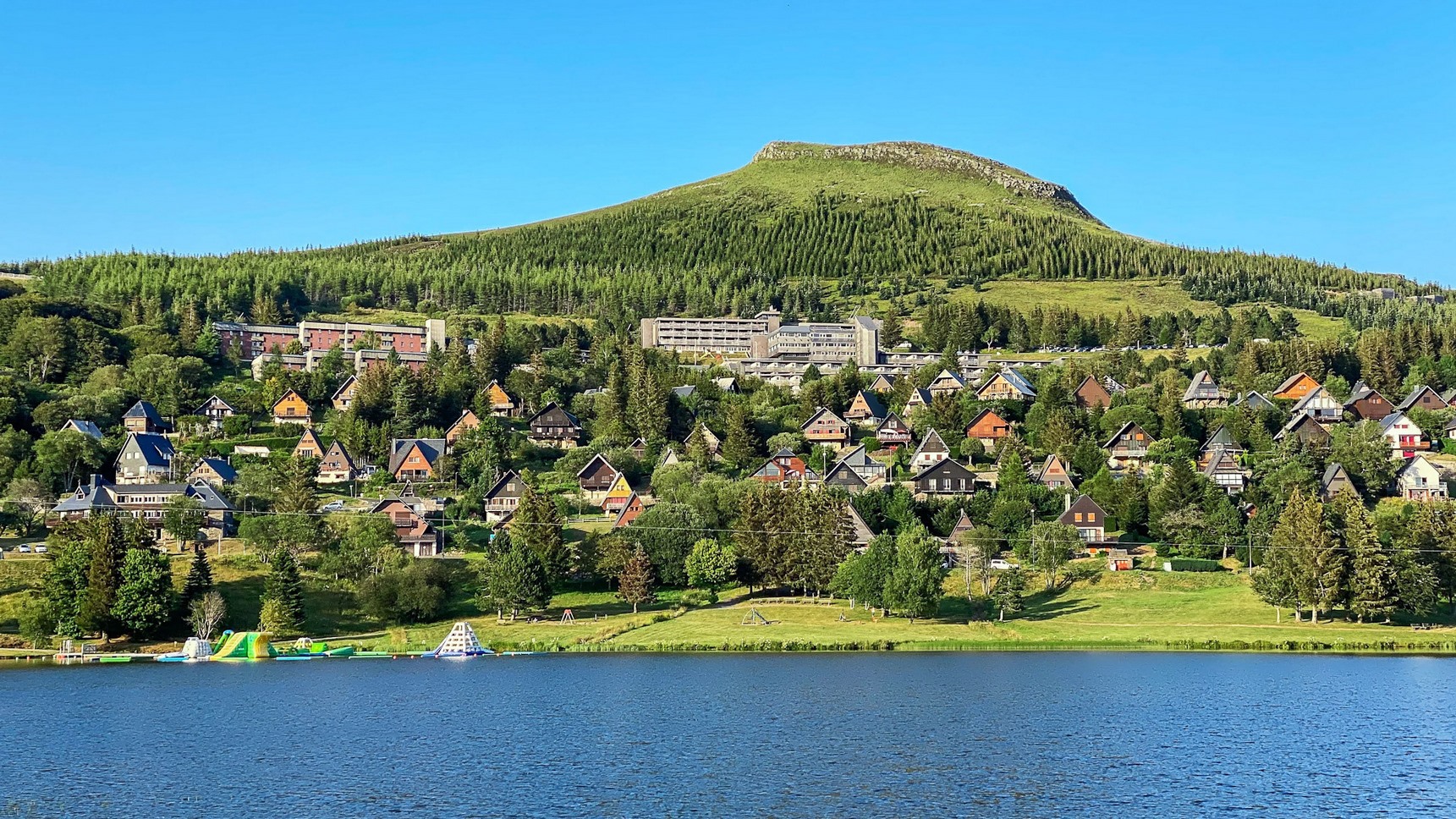Super Besse, le village de chalet avec vue sur le Lac des Hermines